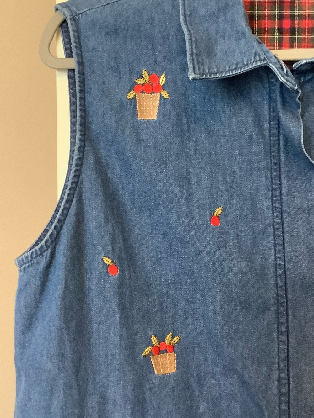 Vintage Embroidered Denim Sleeveless Zip-Up Vest with Red Floral Motif - Picture 3 of 9